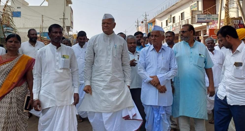 ಸಚಿವ ಶಿವಾನಂದ ಪಾಟೀಲ ನೋಟಿನ ಕಂತೆ ತುಳಿದದ್ದು ಸಂಪ್ರದಾಯ ವಿರೋಧ :ಬೆಳ್ಳುಬ್ಬಿ