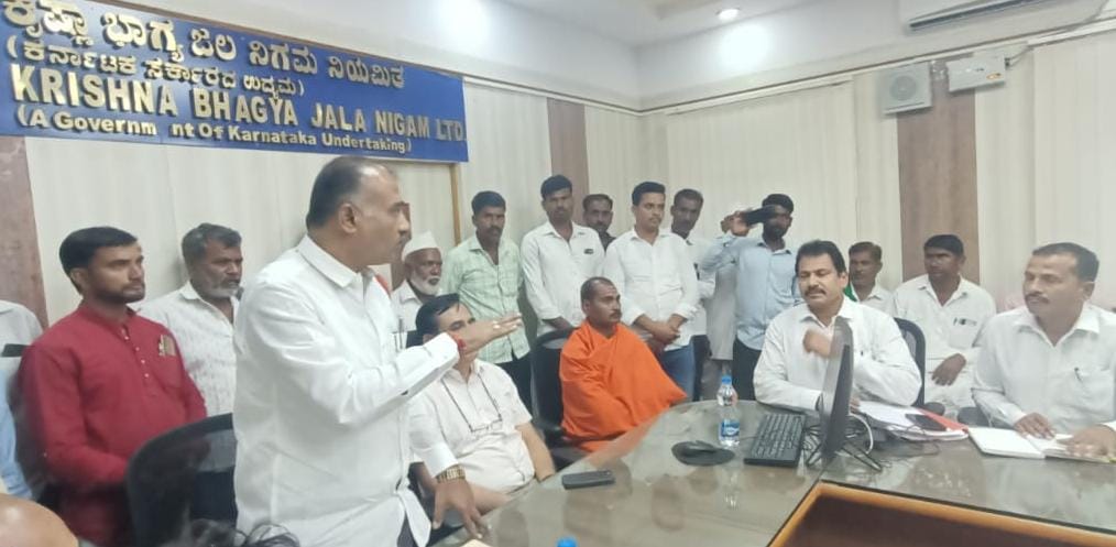 ದೇವರಹಿಪ್ಪರಗಿ ಭಾಗದ ಕೆರೆ ಭರ್ತಿಗೆ ಆಗ್ರಹಿಸಿ ಪ್ರತಿಭಟನೆ