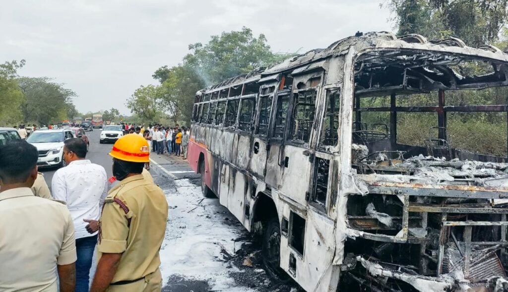 ಅಪಘಾತದಲ್ಲಿ ಸುಟ್ಟ ಬಸ್: ಓರ್ವನ ಸಾವು