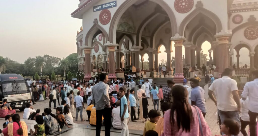 ಆಲಮಟ್ಟಿಗೆ ೨೫ ಸಾವಿರಕ್ಕೂ ಅಧಿಕ ಪ್ರವಾಸಿಗರ ಭೇಟಿ!