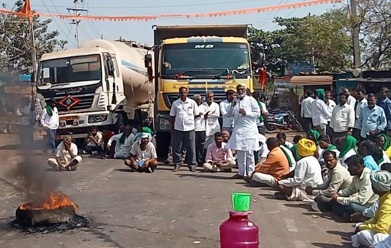 ಕಾಲುವೆಗಳಿಗೆ ನೀರು ಹರಿಸಲು ಆಗ್ರಹಿಸಿ ರೈತರ ಪ್ರತಿಭಟನೆ