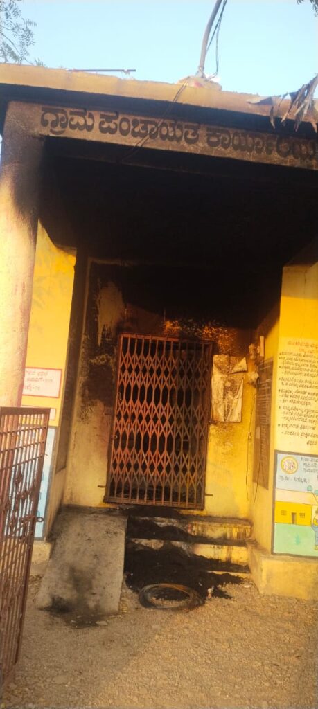 ಕಿಡಿಗೇಡಿಯಿಂದ ಬಳ್ಳೊಳ್ಳಿ ಗ್ರಾಪಂ ಗೆ ಬೆಂಕಿ