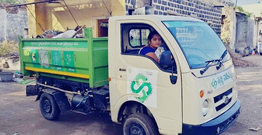 ಸ್ಟೇರಿಂಗ್ ಹಿಡಿದ ಸ್ಟ್ರಾಂಗ್ ಮಹಿಳೆ ಸರೋಜಾ