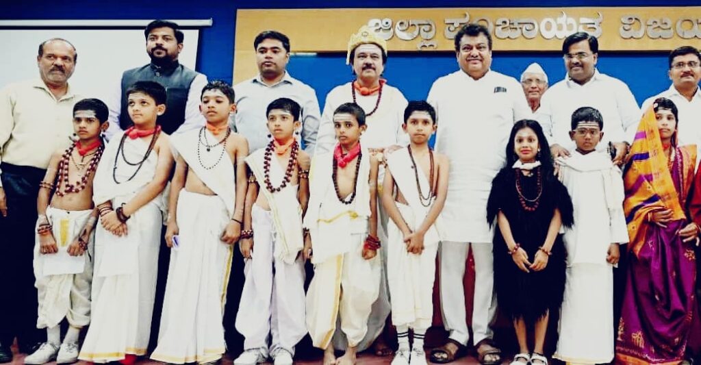 ಬಸವಾದಿ ಶರಣರ ವೇಷದಲ್ಲಿ ಮಿಂಚಿದ ಆಕ್ಸ್ಫರ್ಡ್ ಶಾಲೆ ಮಕ್ಕಳು