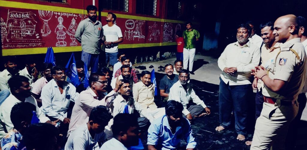 ಶಿಕ್ಷಕನ ಅಮಾನತ್ತಿಗೆ ಡಿಎಸ್ಸೆಸ್ ಅಹೋರಾತ್ರಿ ಧರಣಿ!