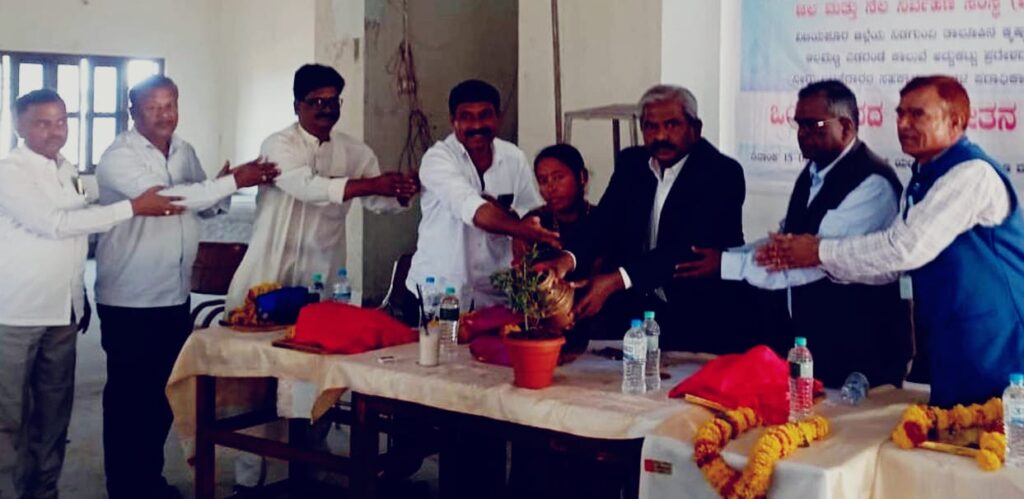 ಅತಿ ನೀರಿನ ಬಳಕೆಯಿಂದ ಮಣ್ಣು ಸವುಳಾಗುವ ಸಾಧ್ಯತೆ