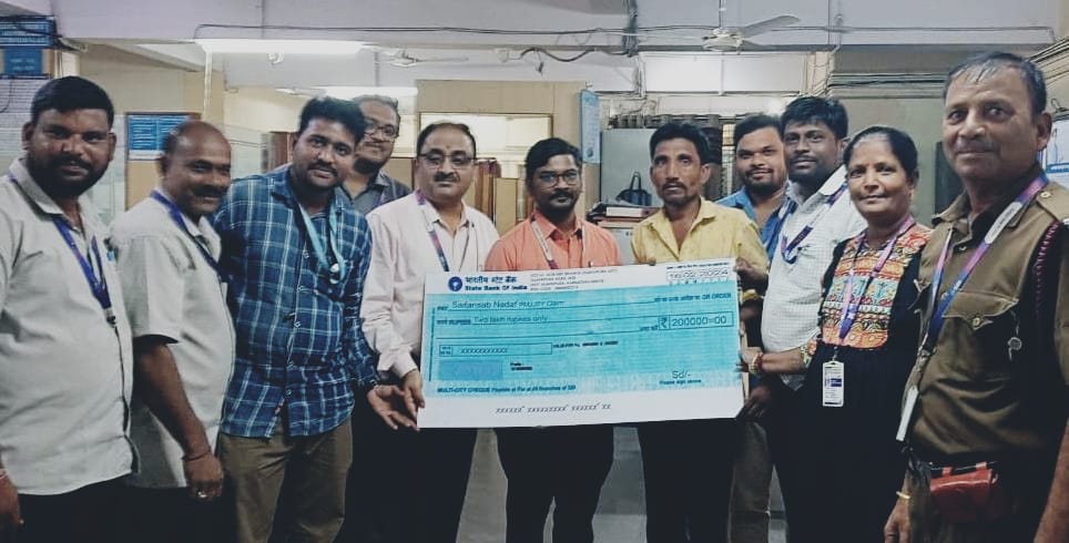 ಎರಡು ಲಕ್ಷರೂ ಇನ್ಸುರನ್ಸ್ ಚೆಕ್ ವಿತರಣೆ