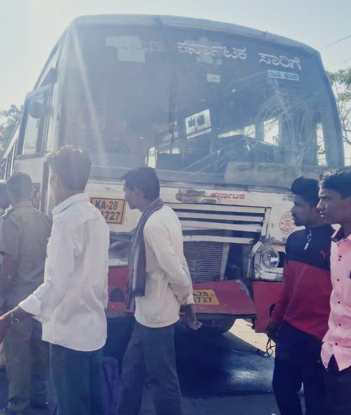 ಬಸ್ಗಳ ಡಿಕ್ಕಿ: 40ಕ್ಕೂ ಹೆಚ್ಚು ಪ್ರಯಾಣಿಕರಿಗೆ ಗಾಯ!