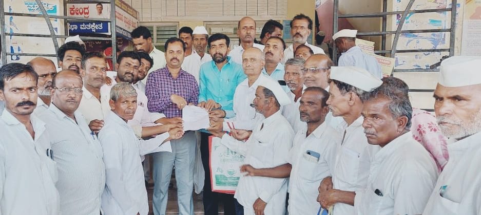 ಕಂದಕ ತೆರವುಗೊಳಿಸಿ ದಾರಿ ಸಮಸ್ಯೆ ಇತ್ಯರ್ಥಪಡಿಸಲು ರೈತರ ಆಗ್ರಹ