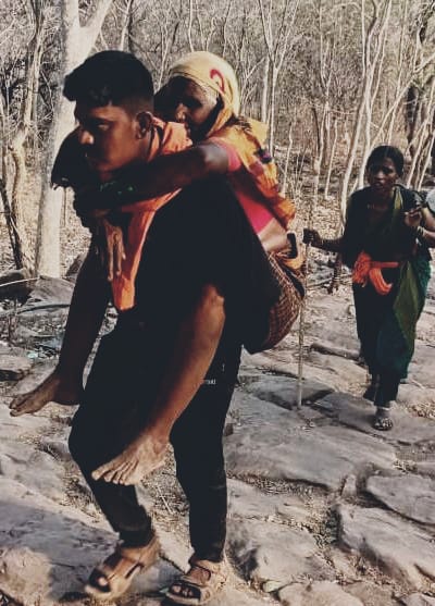 ಪಾದಯಾತ್ರೆ: 80 ವರ್ಷದ ಅಜ್ಜಿ ಹೊತ್ತ ಯುವಕ