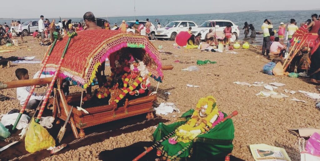 ಆಲಮಟ್ಟಿಯತ್ತ ದೇವರ ಪಲ್ಲಕ್ಕಿಗಳ ಸಾಲು