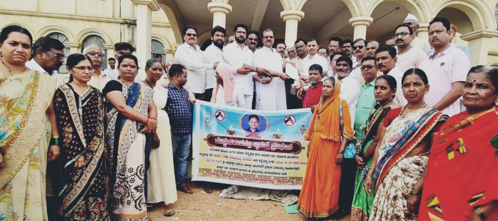 ನೇಹಾ ಕೊಲೆ ಆರೋಪಿಯ ನೇಣಿಗೆ ಆಗ್ರಹಿಸಿ ಬೃಹತ್ ಪ್ರತಿಭಟನೆ