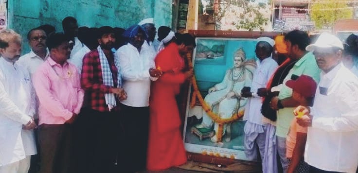 ಅಗಸಿ ಮೇಲೆ ಪುನರ್ ಅಳವಡಿಸಿದ ಬಸವೇಶ್ವರ ಭಾವಚಿತ್ರ