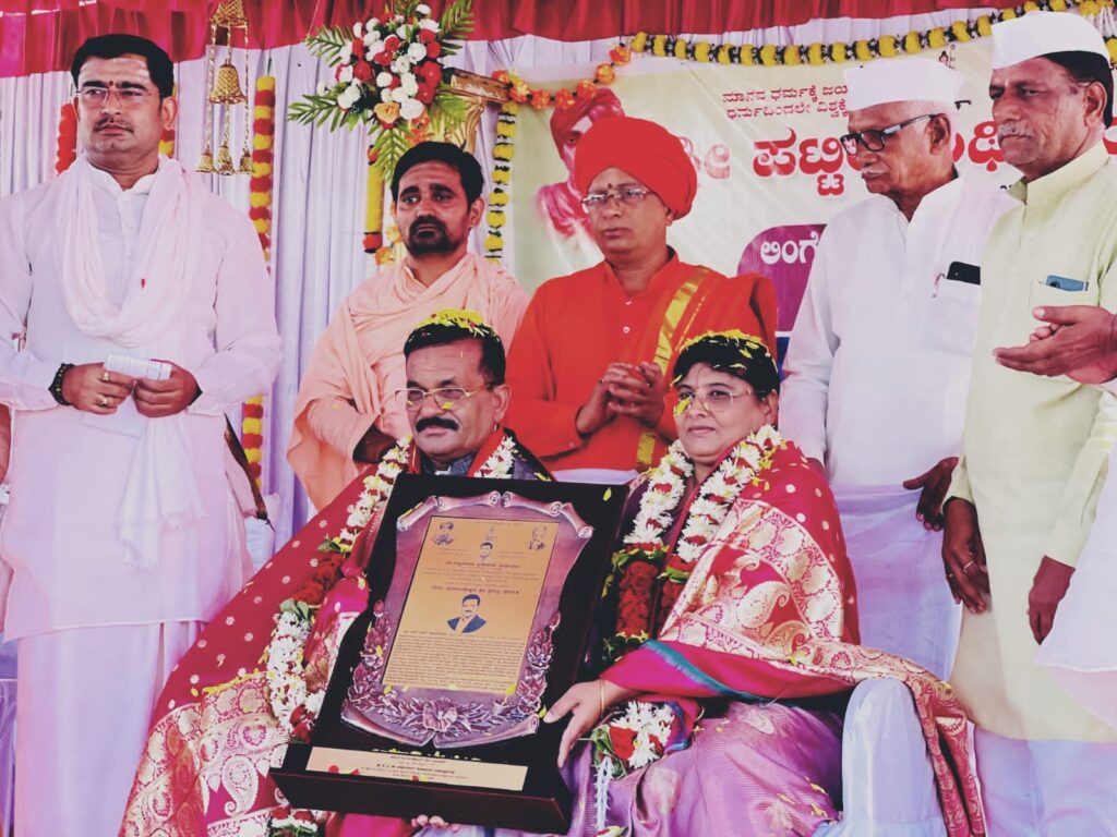 ಸಮಾಜ ಸೇವಕ ಆಲೂರ ಗೆ ಮಹಾಂತೇಶ್ವರ ಶ್ರೀ ಪ್ರಶಸ್ತಿ ಪ್ರದಾನ