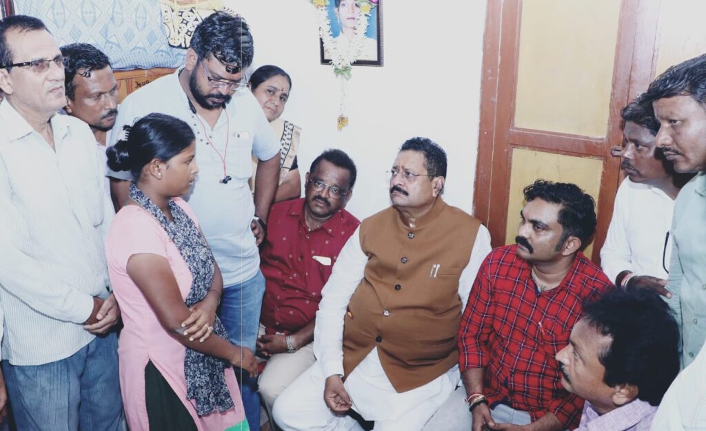 ಹುಬ್ಬಳ್ಳಿಯ ಅಂಜಲಿ ಮನೆಗೆ ಶಾಸಕ ಯತ್ನಾಳ ಭೇಟಿ