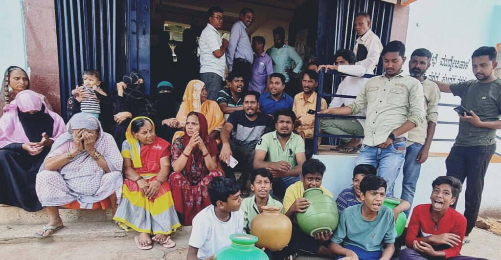 ಕುಡಿವ ನೀರಿಗೆ ಆಗ್ರಹಿಸಿ ಖಾಲಿ ಕೊಡಗಳೊಂದಿಗೆ ಪ್ರತಿಭಟನೆ