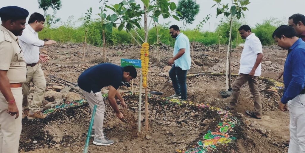 ಸಸಿ ನೆಡುವ ಯೋಜನೆಗೆ ಡಿಸಿ ಟಿ.ಭೂ ಬಾಲನ್ ಚಾಲನೆ