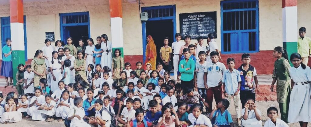 ಪ್ರಾಥಮಿಕ ಶಾಲಾ ಮಕ್ಕಳಿಂದ ಧರಣಿ-ಪ್ರತಿಭಟನೆ :ಬಿಇಓ ಭೇಟಿ