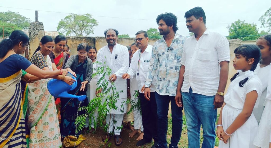 ಯಶಸ್ಸು ಕಂಡ ಕಲಾವಿದರು: ಸಸಿ ನೆಟ್ಟು ಸಂಭ್ರಮಾಚರಣೆ