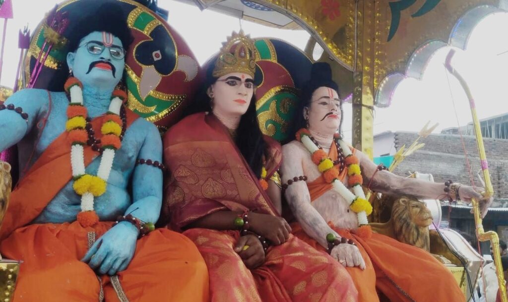 ಮಸಬಿನಾಳ ಗ್ರಾಮದಲ್ಲಿ ವೇಷಧಾರಿಗಳ ಮೆರವಣಿಗೆ