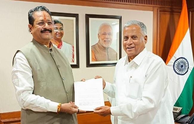 ಶಾಸಕ ಬಸನಗೌಡ ಪಾಟೀಲರಿಂದ ರೈಲ್ವೆ ಸಚಿವ ಸೋಮಣ್ಣ ಭೇಟಿ