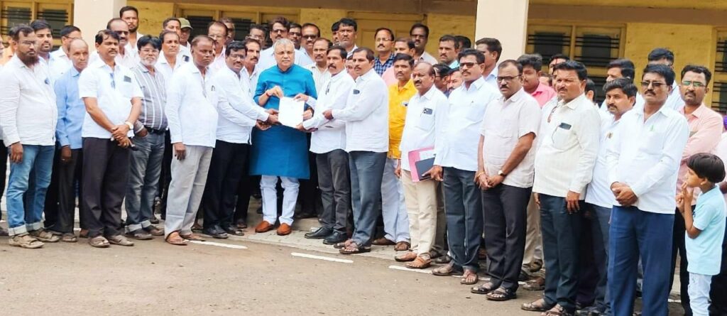 ರಾಜ್ಯ ಸರಕಾರಿ ನೌಕರರ 7ನೇ ವೇತನ & ಒಪಿಎಸ್ ಜಾರಿಗೆ ಆಗ್ರಹ