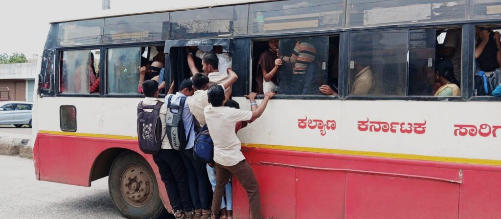 ಬಸ್ ಹತ್ತಲು ವಿದ್ಯಾರ್ಥಿಗಳ ಸರ್ಕಸ್ :ಆಯ ತಪ್ಪಿದರೆ ಅಪಾಯ!