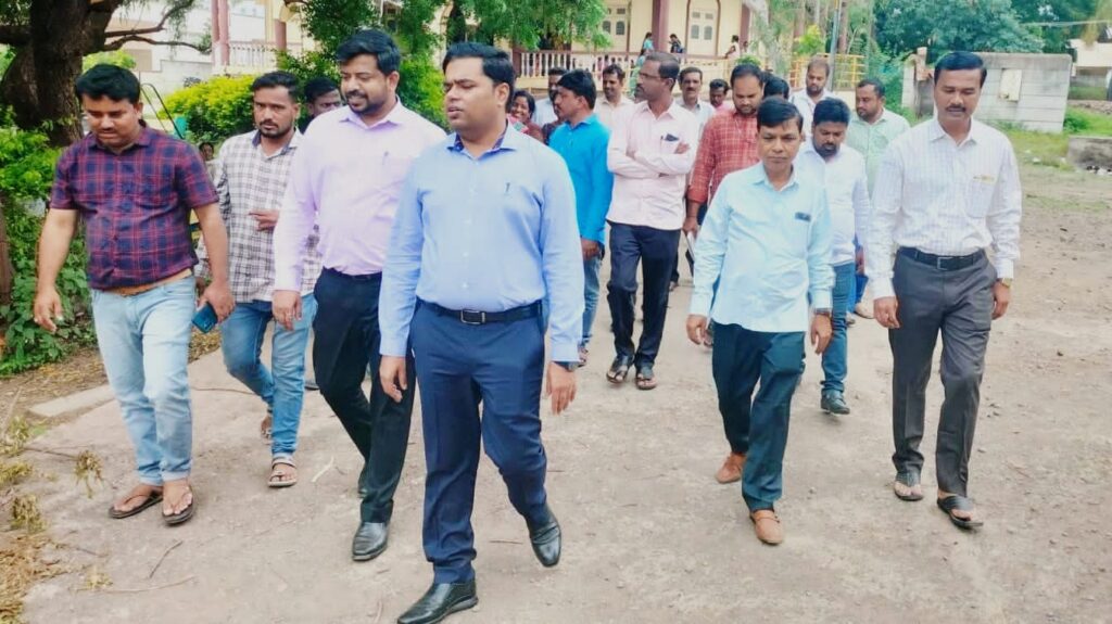 ರಸ್ತೆ ಕಾಮಗಾರಿ-ವಿವಿಧ ಕಚೇರಿಗಳಿಗೆ ಜಿಲ್ಲಾಧಿಕಾರಿ ಟಿ.ಭೂಬಾಲನ್ ಭೇಟಿ