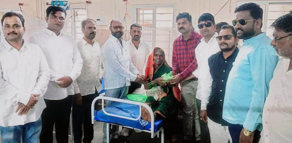 ತಾರನಾಳ ಜನ್ಮದಿನಾಚರಣೆ; ರೋಗಿಗಳಿಗೆ ಹಣ್ಣು ವಿತರಣೆ