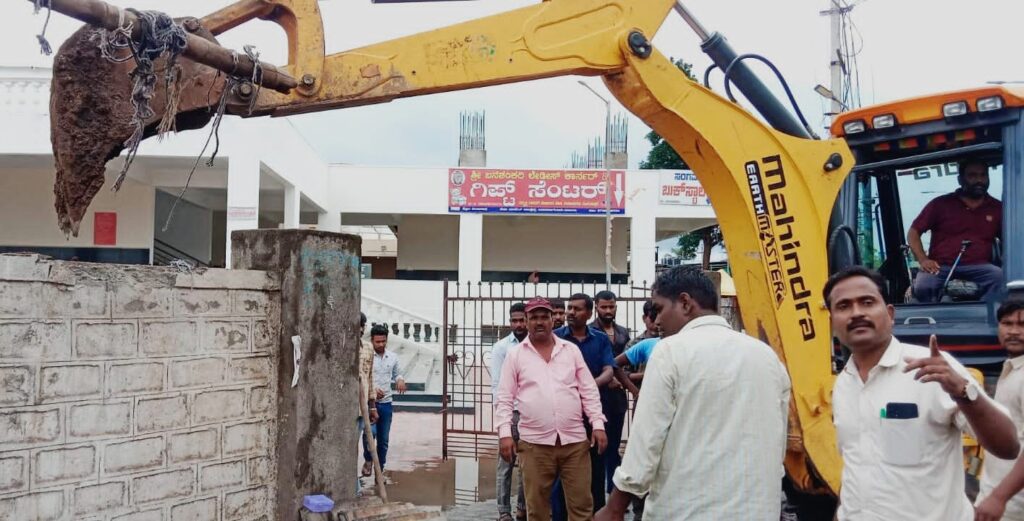 ಮೆಗಾಮಾರುಕಟ್ಟೆ ಆವರಣಗೋಡೆ ತೆರವು ಕಾರ್ಯಾಚರಣೆ