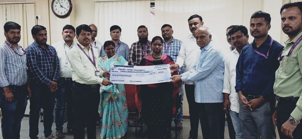 ದೇವರಹಿಪ್ಪರಗಿ: ಕೆಬಿಎಲ್ ಸುರಕ್ಷಾ ವಿಮೆ ಚೆಕ್ಗಳ ವಿತರಣೆ