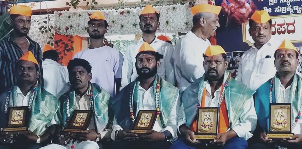 ಬೆಳ್ಳಿ ಕವಚಕ್ಕೆ ದಾನ ನೀಡಿದ ಭಕ್ತರಿಗೆ ಸನ್ಮಾನ