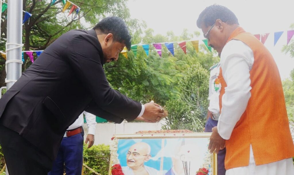 ಅಧಿಕಾರಿಗಳು ಜನಕಲ್ಯಾಣಕ್ಕಾಗಿ ಕೆಲಸ ಮಾಡಬೇಕು