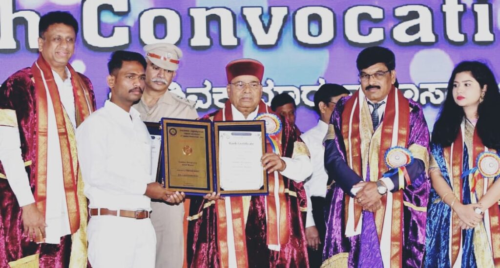 ಪತ್ರಿಕೋದ್ಯಮ ಪದವಿಯಲ್ಲಿ ಸಂತೋಷ ಗೆ ಚಿನ್ನದ ಭಾಗ್ಯ