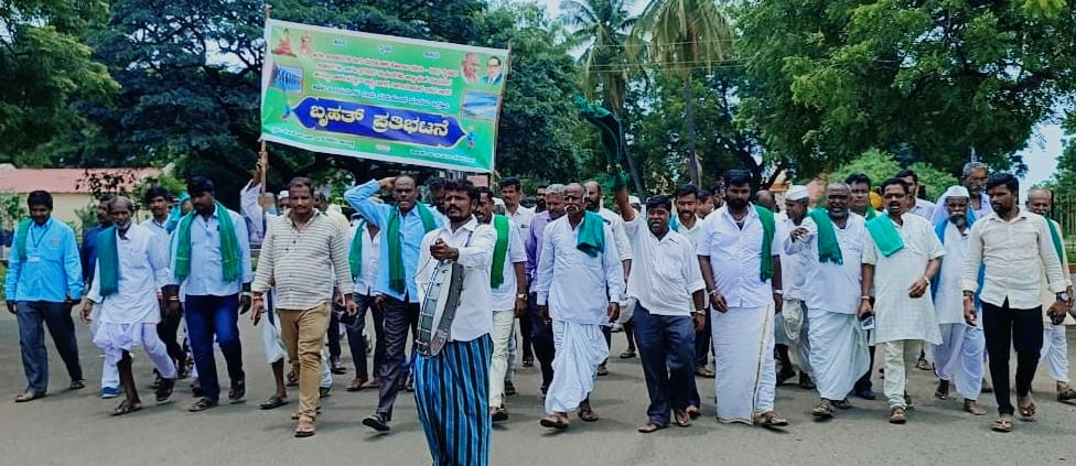 ಕೃಷ್ಣಾ ನದಿ ನೀರು ಮರು ಹಂಚಿಕೆಗೆ ಆಗ್ರಹಿಸಿ ರೈತರ ಪ್ರತಿಭಟನೆ