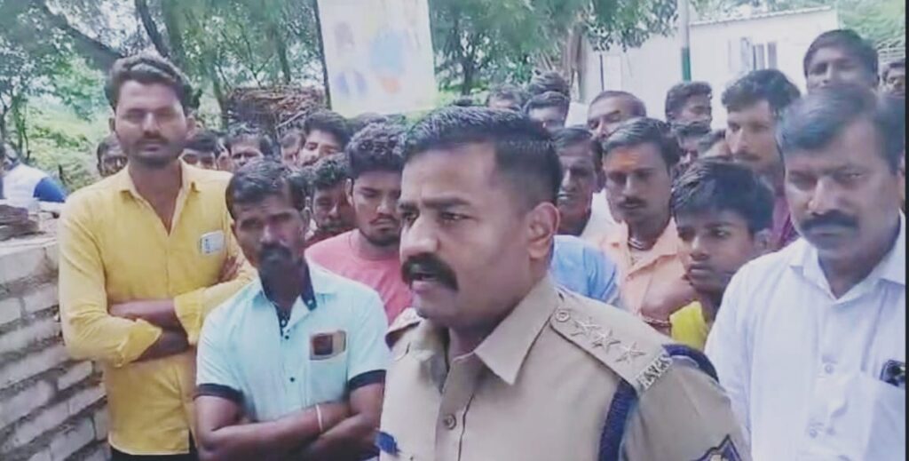 ಸಂಗೊಳ್ಳಿ ರಾಯಣ್ಣ ಭಾವಚಿತ್ರಕ್ಕೆ ಅವಮಾನ!