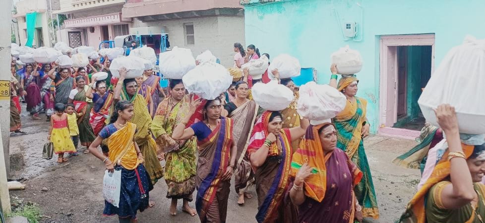 ಬಸವೇಶ್ವರ ಜಾತ್ರೆಯ ದಾಸೋಹಕ್ಕೆ ಮಹಿಳೆಯರಿಂದ ರೊಟ್ಟಿ ಸೇವೆ