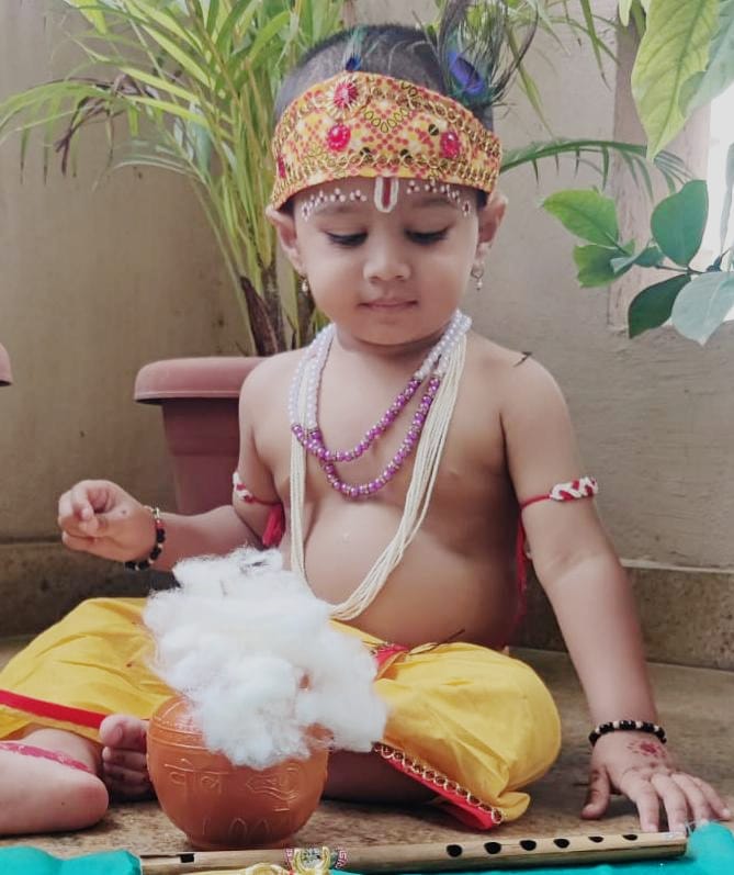 ಬಾಲ ಕೃಷ್ಣನ ವೇಷದಲ್ಲಿ ಕು.ಕ್ರಿಶಿವ್