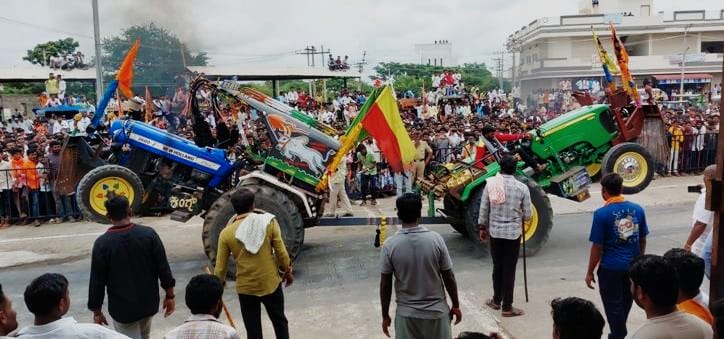 ಟ್ರ್ಯಾಕ್ಟರ್ ಜಗ್ಗುವ ಸ್ಪರ್ಧೆ ವೀಕ್ಷಿಸಲು ಕಿಕ್ಕಿರಿದ ಜನಸ್ತೋಮ