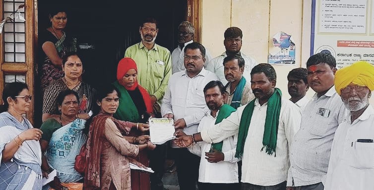 ರಸ್ತೆ ಸುಧಾರಣೆಗೆ ಆಗ್ರಹಿಸಿ ರೈತರು ಹಾಗೂ ಮಹಿಳೆಯರ ಮನವಿ