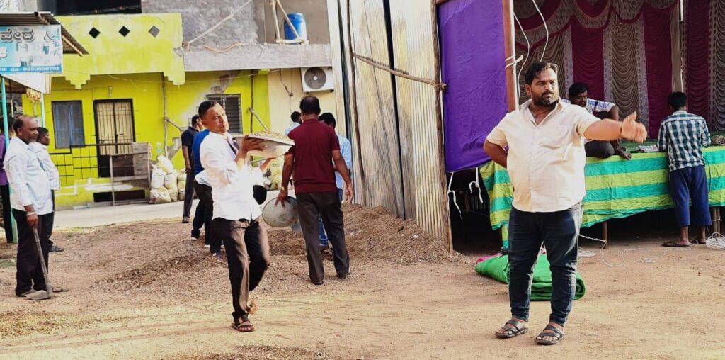 ಮುಸ್ಲಿಂ ಬಾಂಧವರಿಂದ ಗಣೇಶ ಪ್ರತಿಷ್ಠಾನ ಸ್ಥಳ ಸ್ವಚ್ಛತೆ