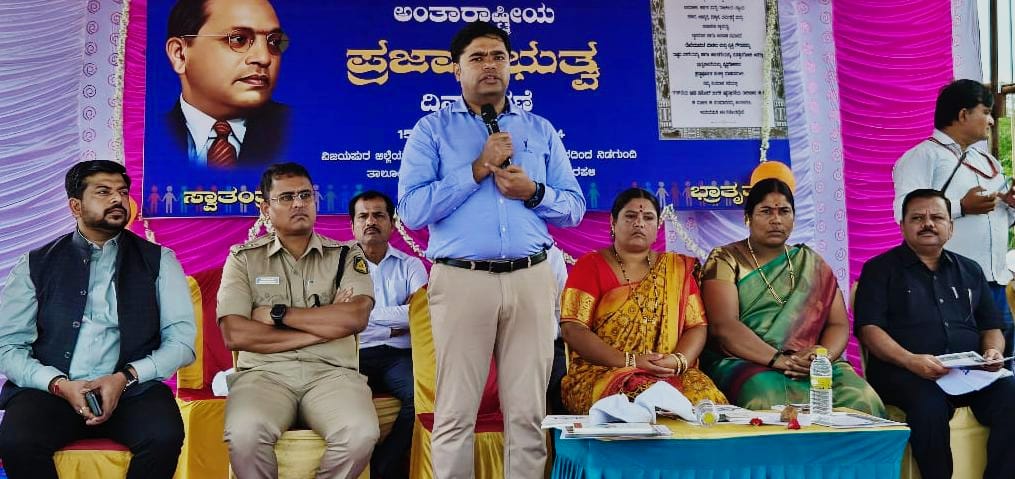 ಸಂವಿಧಾನಕ್ಕನುಗುಣವಾಗಿ ನಡೆದುಕೊಂಡು ಮೌಲ್ಯ ಹೆಚ್ಚಿಸೋಣ