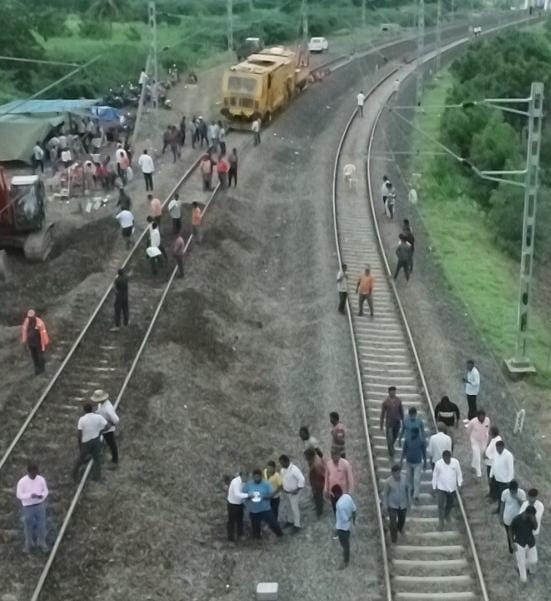 ಹಳಿತಪ್ಪಿದ ರೈಲು: ಪ್ರಯಾಣಿಕರ ಪರದಾಟ