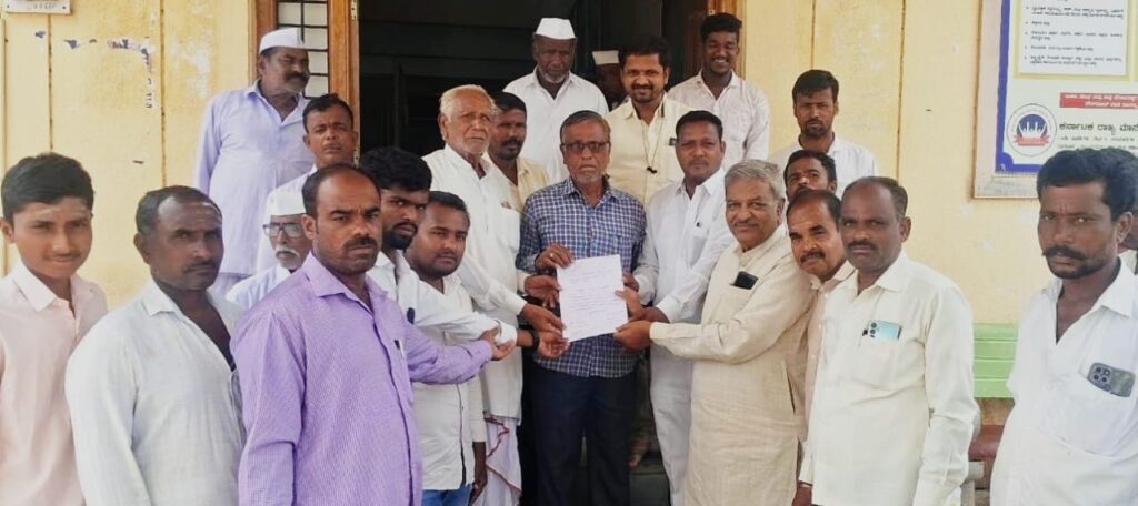 ಬೆಳೆ ಪರಿಹಾರ ನೀಡುವಂತೆ ಆಗ್ರಹಿಸಿ ರೈತರ ಮನವಿ