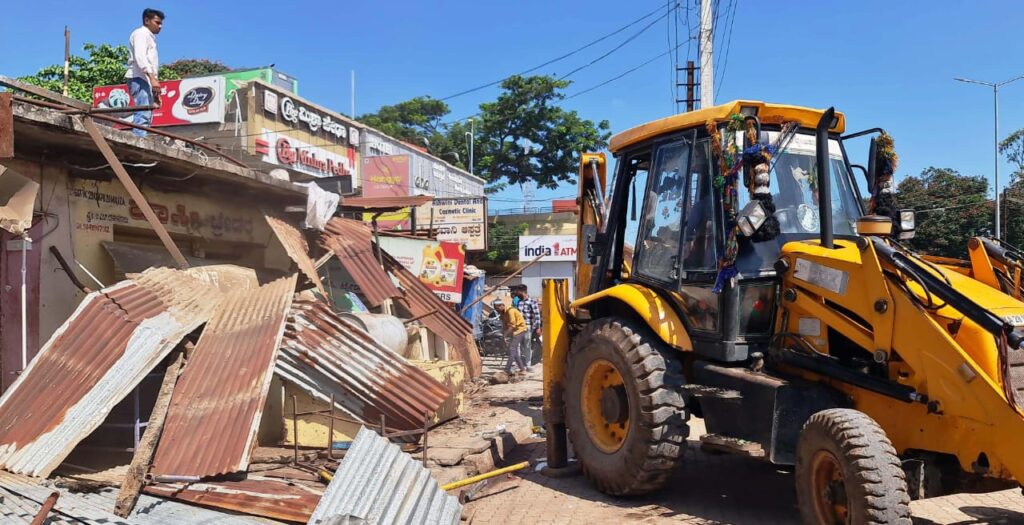 ಅತಿಕ್ರಮ ಡಬ್ಬಾ ಅಂಗಡಿಗಳ ತೆರವು ಕಾರ್ಯಾಚರಣೆ