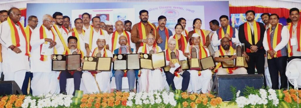 ಗಡಿನಾಡ ಚೇತನರಿಗೆ ಪ್ರಶಸ್ತಿ ಪ್ರದಾನ