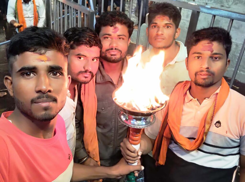 ತುಳಜಾಪುರದಿಂದ ಕಾಲ್ನಡಿಗೆಯಲ್ಲಿ ತಂದ ದೇವಿ ಜ್ಯೋತಿಗೆ ಸ್ವಾಗತ