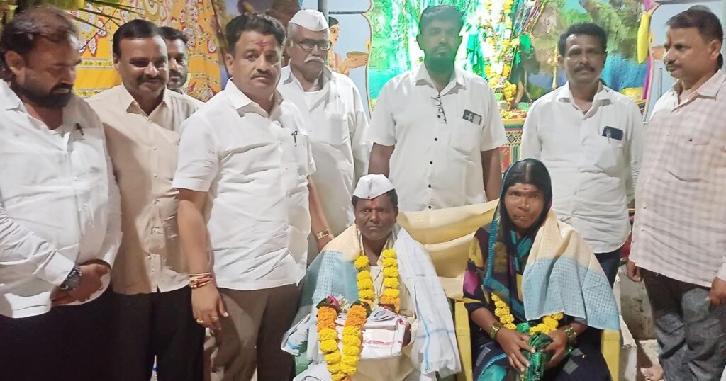 ಗ್ರಹಲಕ್ಷ್ಮಿ ಹಣದಿಂದ ದೇವಿಗೆ ಬೆಳ್ಳಿ ಕಿರೀಟ ಅರ್ಪಿಸಿದ ದಂಪತಿ