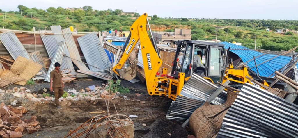 ಇಂದಿರಾ ನಗರದಲ್ಲಿ ಶೆಡ್ಗಳ ತೆರವು ಕಾರ್ಯಾಚರಣೆ