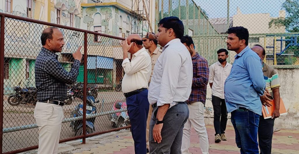 ಜಿಲ್ಲಾ ಕ್ರೀಡಾಂಗಣ-ರಂಗಮಂದಿರಕ್ಕೆ ಡಿಸಿ ಟಿ.ಭೂಬಾಲನ್ ಭೇಟಿ